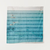 5人がプールで泳いでいる タペストリー (正面(横))