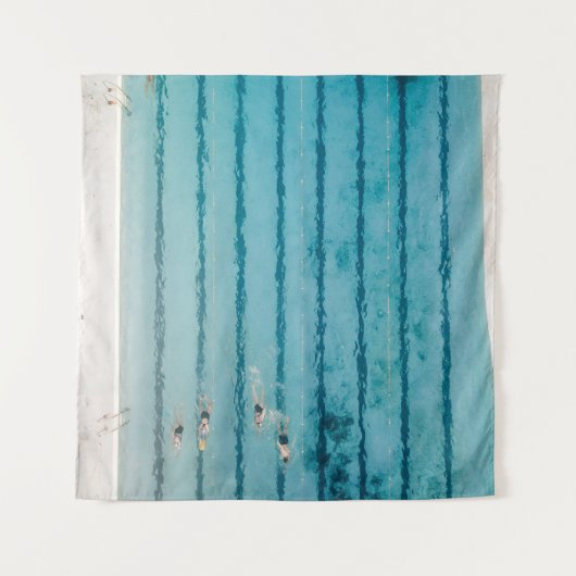 5人がプールで泳いでいる タペストリー (正面)