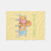 5人のかわいそカラフルうに椅子にくま2 フリースブランケット (正面(横))