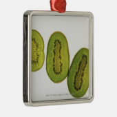 5切れのキーウィフルーツのクローズアップ メタルオーナメント (右)