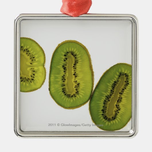 5切れのキーウィフルーツのクローズアップ メタルオーナメント (正面)