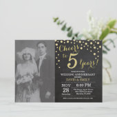 5周年結婚記念日の黒板 ゴールドとブラック 招待状 (スタンド正面)