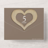 5周年記念の木製ハートの結婚写真 ブラウン オールインワン招待状 (裏面)
