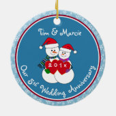 5周年記念ギフトおもしろいスノーカップルクリスマス セラミックオーナメント (裏面)