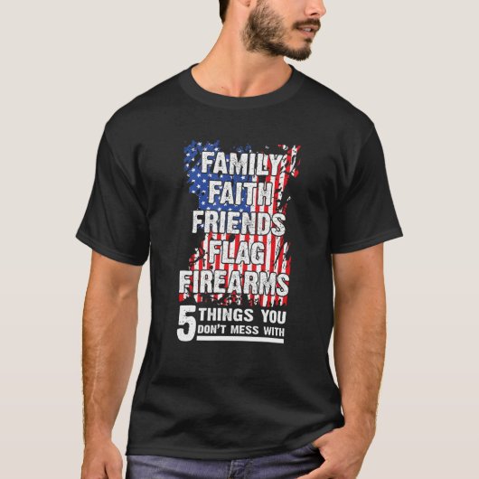 5家族の信仰の友人のフラグのファイアーと混乱しない Tシャツ (正面)