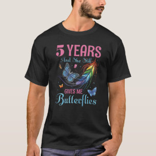 5年と彼女はまだ私の蝶レズビアンA Tシャツ
