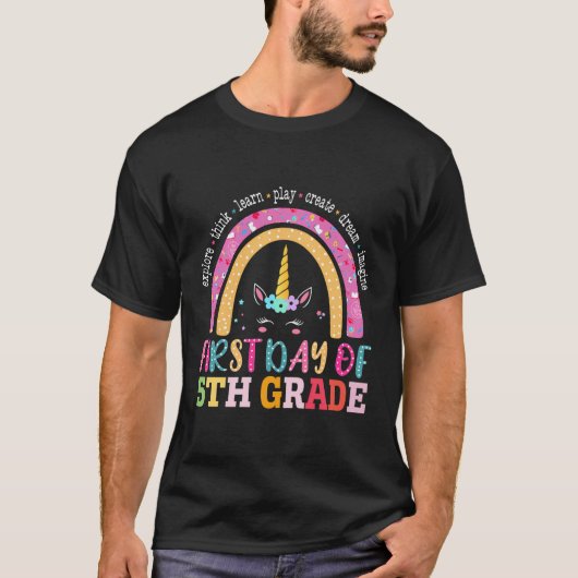 5年生のシャツの最初の日Scに戻る男の子の女の子 Tシャツ (正面)