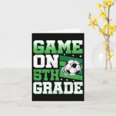 5年生の体育授業でのサッカーゲーム 学校初日のキュートなスポーツ カード (黄色い花)