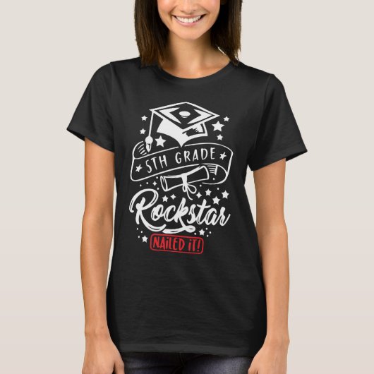 5年生の学生ロックスターが～の終わりをおもしろい告げた Tシャツ (正面)