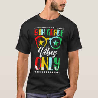 5年生の雰囲気 先生 生徒 サングラス バックトゥー Tシャツ