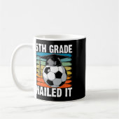 5年生 おめでとう サッカー 卒業帽子 レトロ コーヒーマグカップ (左)