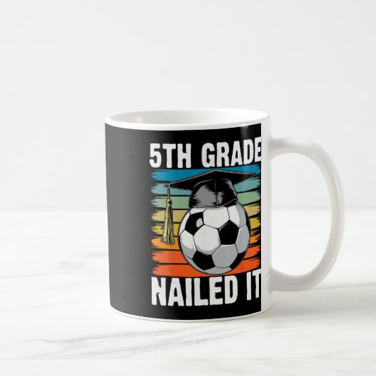 5年生 おめでとう サッカー 卒業帽子 レトロ コーヒーマグカップ (右)
