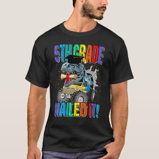 5年生Itモンスタートラック恐竜の釘付け Tシャツ (正面)