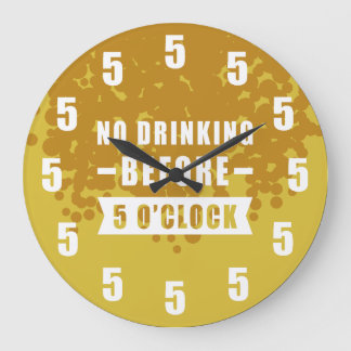 5時の鐘が鳴るまでお酒は飲まない - ビールのテクスチャー ラージ壁時計