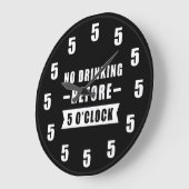 5時の鐘が鳴るまでお酒は飲まない - 面白い時計 ラージ壁時計 (傾斜)