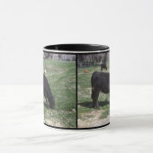 5月に牧草を食べること マグカップ (中央)