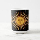 5月のインカ人の記号の金ゴールド日曜日の日曜日は黒の光線に直面します コーヒーマグカップ (中央)