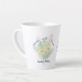 5月の誕生花の名入れフラワー カフェラテマグ (左アングル)