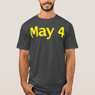 5月4日タイポグラフィイン黄文字 Tシャツ