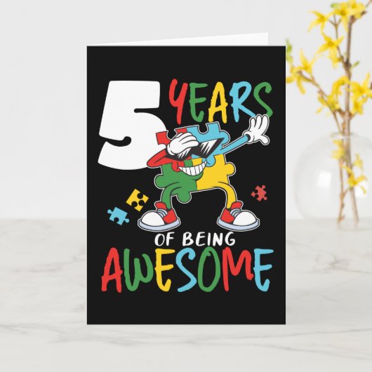 5歳の誕生日の少年または少女の自閉症に関する認識 カード (黄色い花)