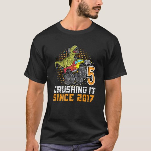 5歳の誕生日の恐竜のモンスタートラックを粉砕する Tシャツ (正面)
