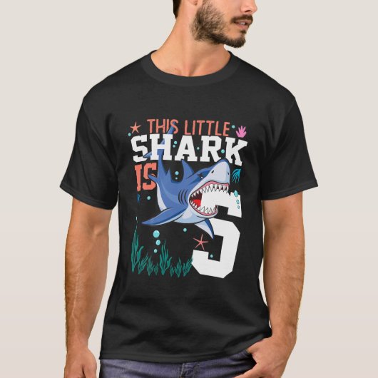 5歳の誕生日ギフトボーイシャーク5Tを回す子供 Tシャツ (正面)