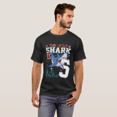 5歳の誕生日ギフトボーイシャーク5Tを回す子供 Tシャツ (正面フル)