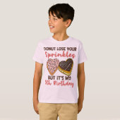 5歳の誕生日ドーナツテーマの面白い引用 Tシャツ (正面フル)