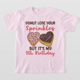 5歳の誕生日ドーナツテーマの面白い引用 Tシャツ