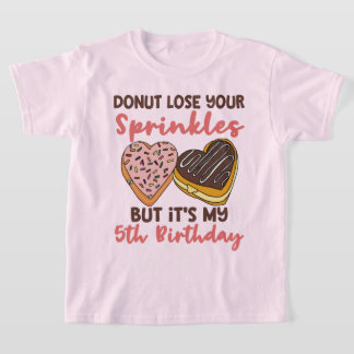 5歳の誕生日ドーナツテーマの面白い引用 Tシャツ