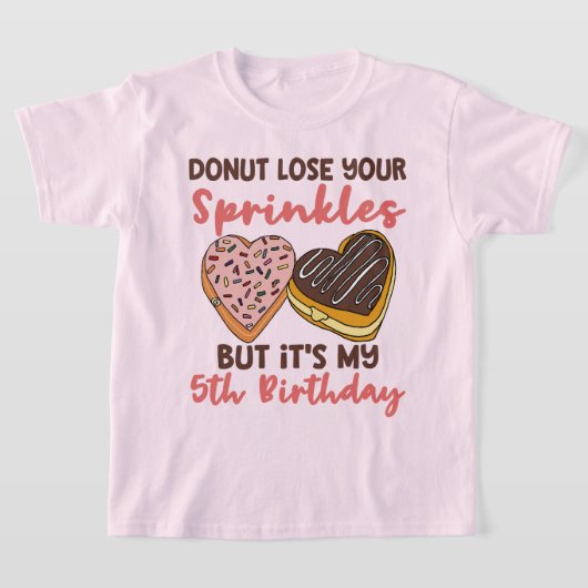 5歳の誕生日ドーナツテーマの面白い引用 Tシャツ (レイダウン)