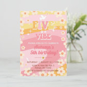 「5歳の誕生日パーティーのお誘い - ヴァイブ・グルーヴィーガール」 招待状 (スタンド正面)