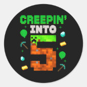 5番目の誕生日ゲーマーピクセルCreepin'に5つのビデオゲーム ラウンドシール (正面)