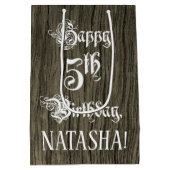 5番目の誕生日: ファンシー, フェイク Wood Look +名前をカスタムする ミディアムペーパーバッグ (裏面)