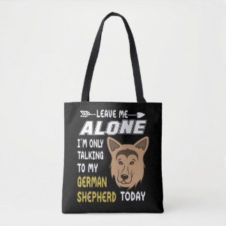 5私離れ一人で私はドイツ人の彼女と話している トートバッグ