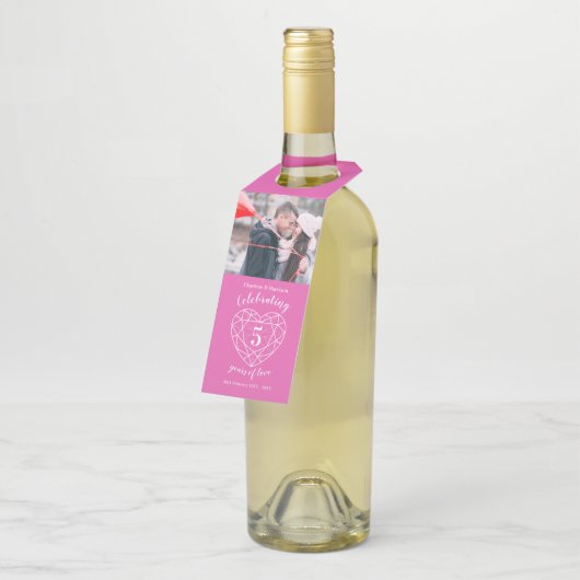 5結婚周年記念写真ピンクの宝石ハート ボトルネックタグ (アングル)