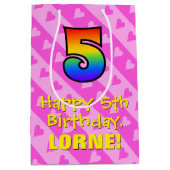 5誕生日:おもしろいピンクハートストライプ&レインボー5 ミディアムペーパーバッグ (正面)