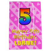 5誕生日:おもしろいピンクハートストライプ&レインボー5 ミディアムペーパーバッグ (裏面)