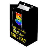 5誕生日:おもしろい、はっきりした、カラフルレインボー「5」 ミディアムペーパーバッグ (裏面アングル)