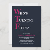 50おもしろい誕生日WTFネイビユーモアのあるーブルーピンク 招待状 (正面)