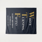 50おもしろい誕生日WTFネイビユーモアのあるーブルー金ゴールド タペストリー (正面(横))