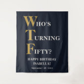 50おもしろい誕生日WTFネイビユーモアのあるーブルー金ゴールド タペストリー (正面)