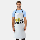 50だからおもしろい何モダンタイポグラフィ50番目の誕生日 エプロン (着用した状態)
