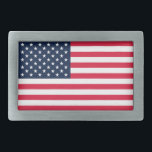 50つ星アメリカ国旗：古い栄光の星とストライプ 長方形ベルトバックル<br><div class="desc">アメリカ統一の強力な象徴である50つ星の旗は、その国が象徴するユニーク国としての起源の物語を持つ。1958年、オハイオ州ランカスターに住むボブ・ヘフトという若い高校生が、州の新しい旗をデザインするという歴史クラスの課題に直面し統一されたた。 – 先見の明のある10代の若者のヘフトは、当時の48の州に想像力を制限しなかった。彼はアラスカとハワイが間もなく連合に加わるだろうと大胆に予測し、50個の星で飾られた旗を作った。しかし彼の先生は、この野心的な予測に懐疑的であり、当初は彼のプロジェクトにBを与えた。彼は先生のイニシャル評価に戸惑わず、一家の勇気付けられるを持って自分の手に事件を持っていった。彼は彼の下院議員に50の星の旗を提示した。彼は若い学生の先見に興味を持ち、ドワイト・D・アイゼンハワー大統領の注意を引いた。 – 大統領は思慮深いデザインに感銘を受け、旗に掲げた。そして、ハフトが予見していた1960年にハワイが50州になると、アイゼンハワー大統領は正式に50星の旗を新しい国章として採用した。 – 旗のデザイン自体がアメリカの理想の証し。13の交互の赤と白オリジナルは、イギリスから独立を宣言した13の植民地を代表して素晴らしいる。1青いフィールドの50白い星は、現在州を構成する50の状態を象徴し統一されたている。赤は勇敢で勇敢を表し、白は純粋で無邪気を表し、青は警戒、忍耐、正義を表す。 – アメリカの統一と強さの光である50つ星の旗は感謝してい、今日は高校生の視覚と決意に独身の飛び込む。彼の物語は、最も強力なシンボルでさえ、謙虚な始まりを持つことができ、国の未来は、時には、その若さの予期せぬ貢献によって形作られることができることを強く思い起こさせる。</div>