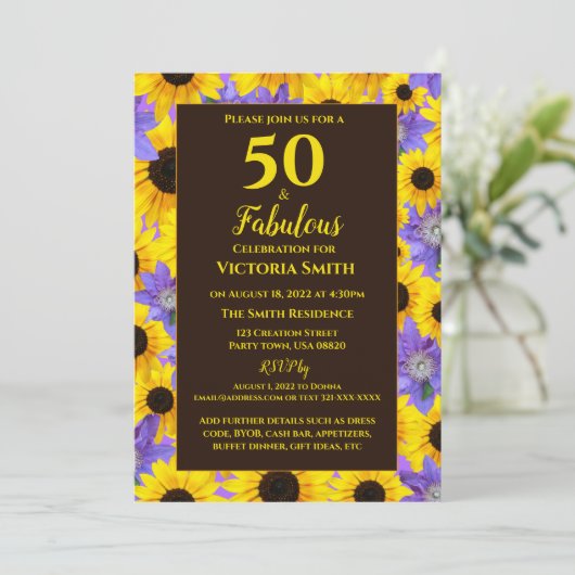 50とパーソナライズされた素晴らしいイエロー&パープルフローラ 招待状 (スタンド正面)