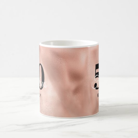 50とパーソナライズされた素晴らしいバラ金ゴールド誕生日 コーヒーマグカップ (中央)