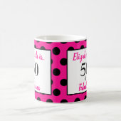 50と素晴らしいはっきりしたピンクとブラック水玉模様 コーヒーマグカップ (中央)