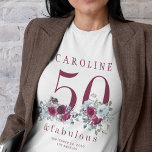 50と素晴らしいシックフローラ50th誕生日パーティー tシャツ<br><div class="desc">50エレガントフェミニンと素晴らしい誕生日パーティー名tシャツと水の色の赤いブルゴーニュと埃の多い青い花の花束とトレンディーのタイポグラフィのスクリプトとモダン。</div>