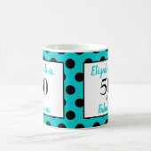 50と素晴らしいターコイズブルーブラック水玉模様 コーヒーマグカップ (中央)