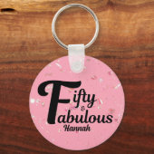 50と素晴らしいハッピー50誕生日ピンクのアクセント キーホルダー (裏面)